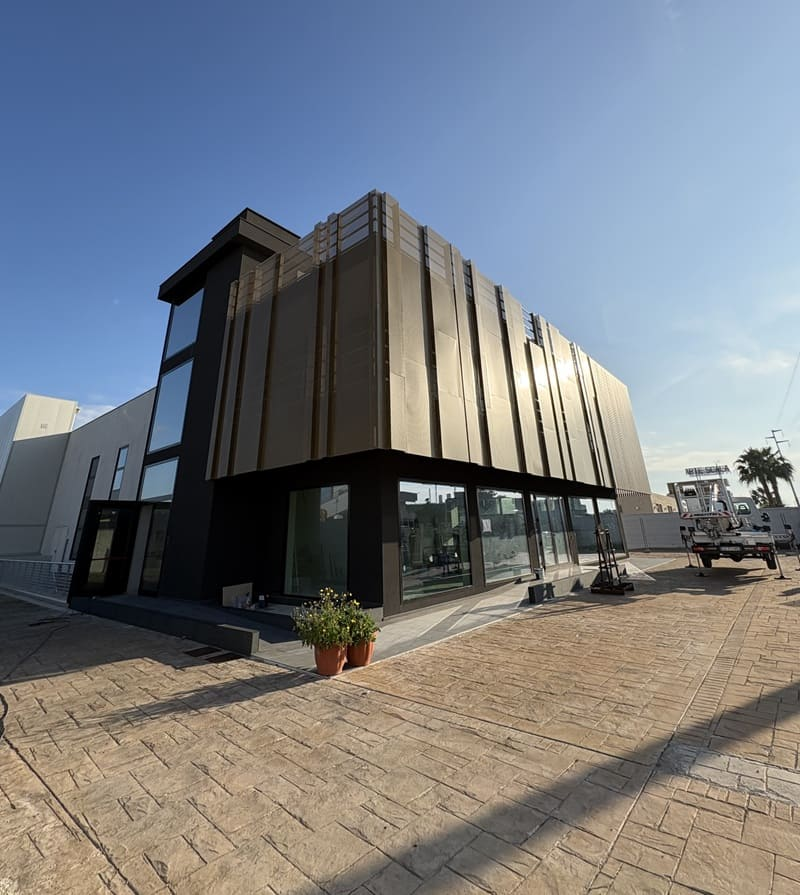 Rivestimento metallico lamiere forate pattern geometrico